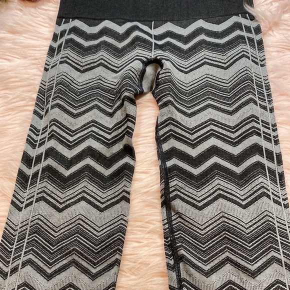 Lululemon Ebb to Street Gray Chevron Seamless Leggings sz 4 - Picture 7 of 13